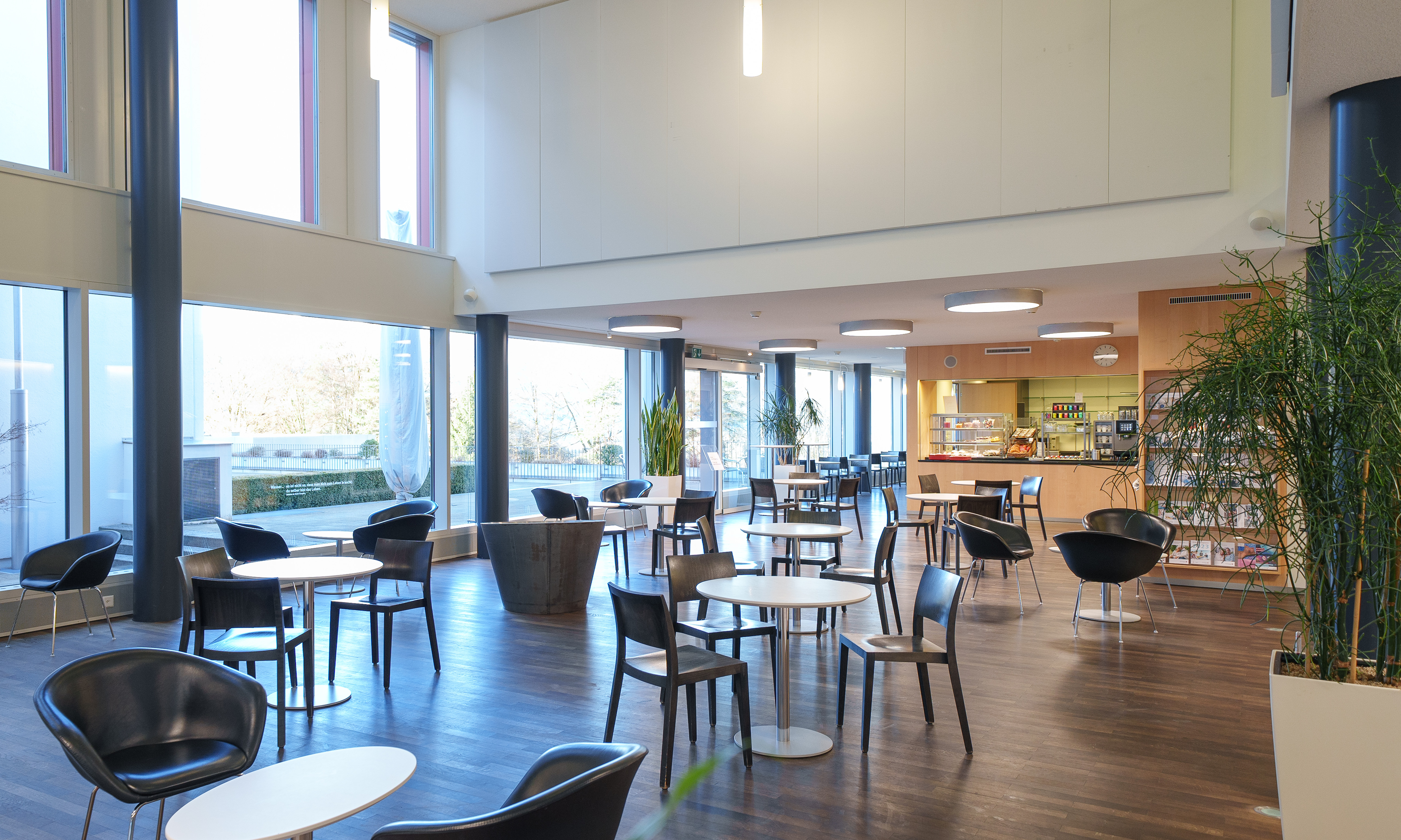 Besucherinnen und Besucher Besucherinnen und Besucher